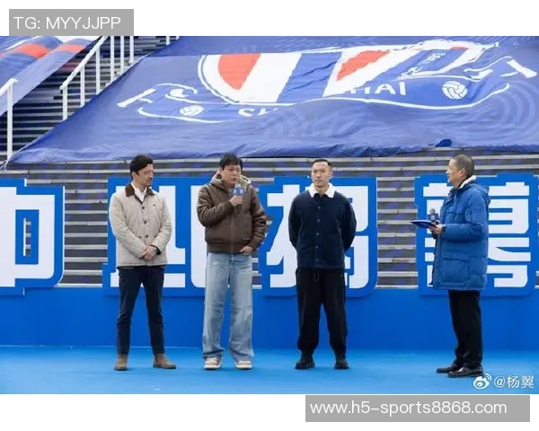 申花主帅斯卢茨基现场观战德约科维奇比赛享受偷闲时光